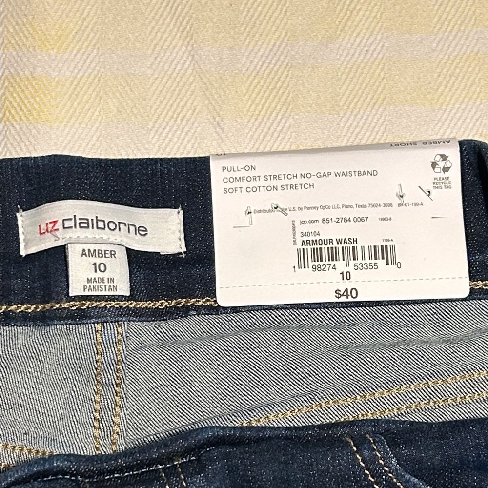 Liz Claiborne Women's Dark Blue Denim Shorts NWT size 10 - Picture 2 of 5